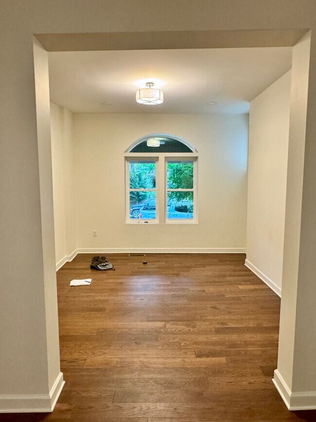 Building Photo - 1321 Forsythe Ave