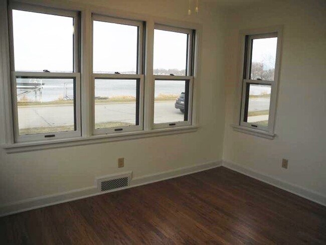 Sunroom - 946 W Shore Dr
