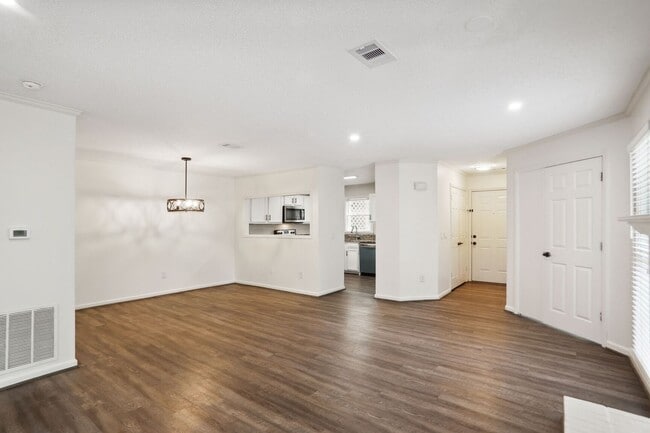 Building Photo - 2 Bedroom 2 Bathroom In A Private Community