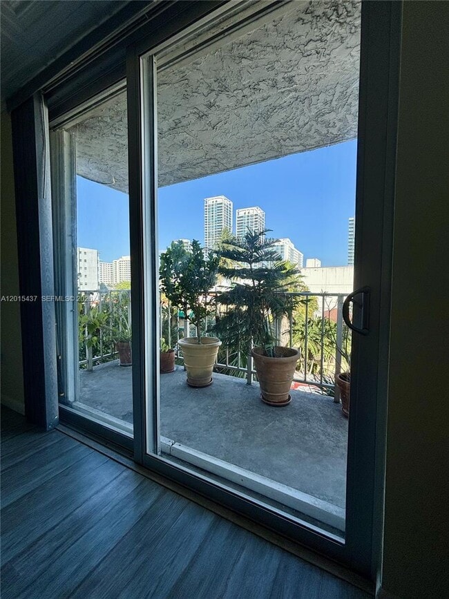 Foto del edificio - 6801 Indian Creek Dr