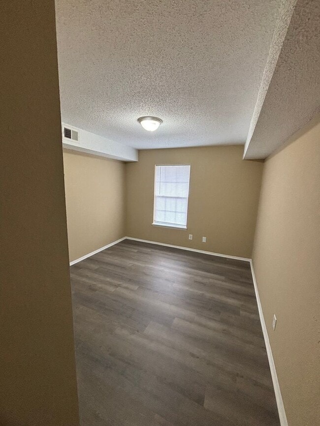 Building Photo - 2 Bedroom 1.5 Bath Updated Apartment