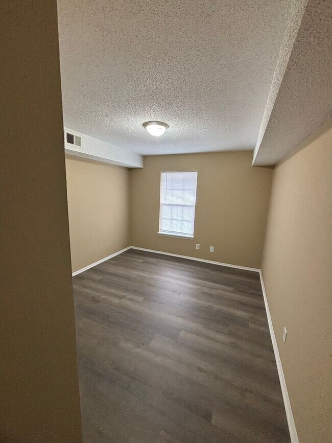 Foto del edificio - 2 Bedroom 1.5 Bath Updated Apartment