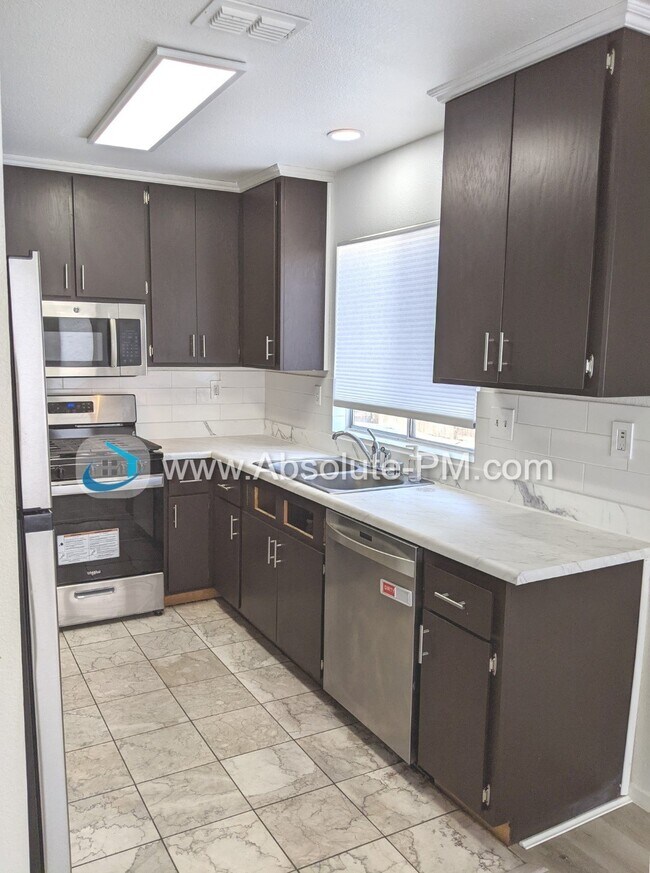 Building Photo - Amazing 4 Bedroom 2 Bath Home located in a...