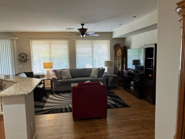 Building Photo - Charming, fully furnished, single-story re...