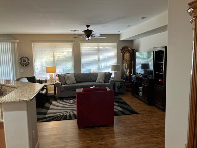 Foto del edificio - Charming, fully furnished, single-story re...
