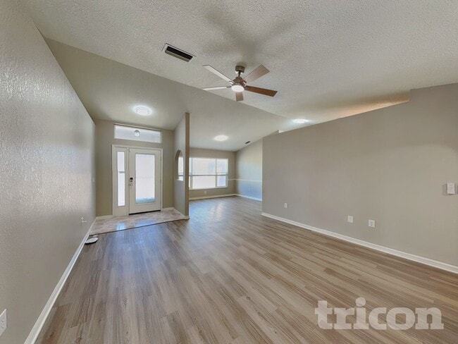 Building Photo - 3798 Fontainebleau St