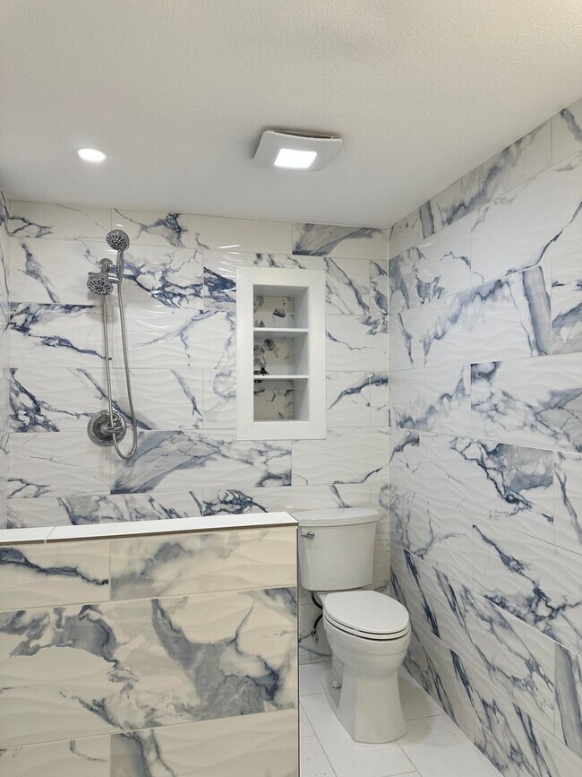 Building Photo - Highend luxury 2 Bedroom 1 Bath Apartment ...
