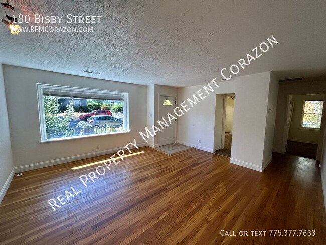 Foto del edificio - Rare 6 bedroom college house w/ great yard...