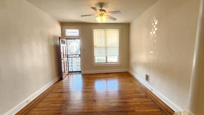 Building Photo - Beautiful 2.5 Bedroom 1.5 Bathroom West Ba...
