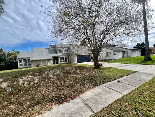 Building Photo - MOVE IN NOW! FRESH Paint & new flooring! L...