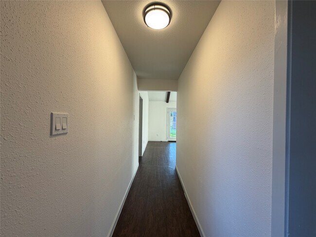 Foto del edificio - 9215 Loren Ln