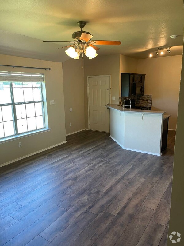 Colonial Creek Estates Apartments for Rent with a Garage Weatherford