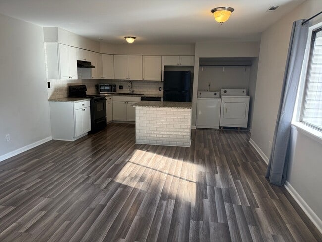 Building Photo - RARE - Finley Forest Gem in Chapel Hill - 2 Bedrooms – Available Dec 1!