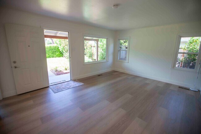 Building Photo - Charming Ranch Style Single-story Belmont ...