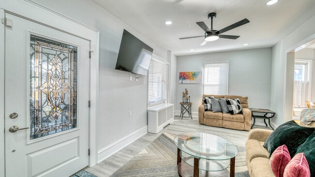 Foto del edificio - 8 N Nashville Ave