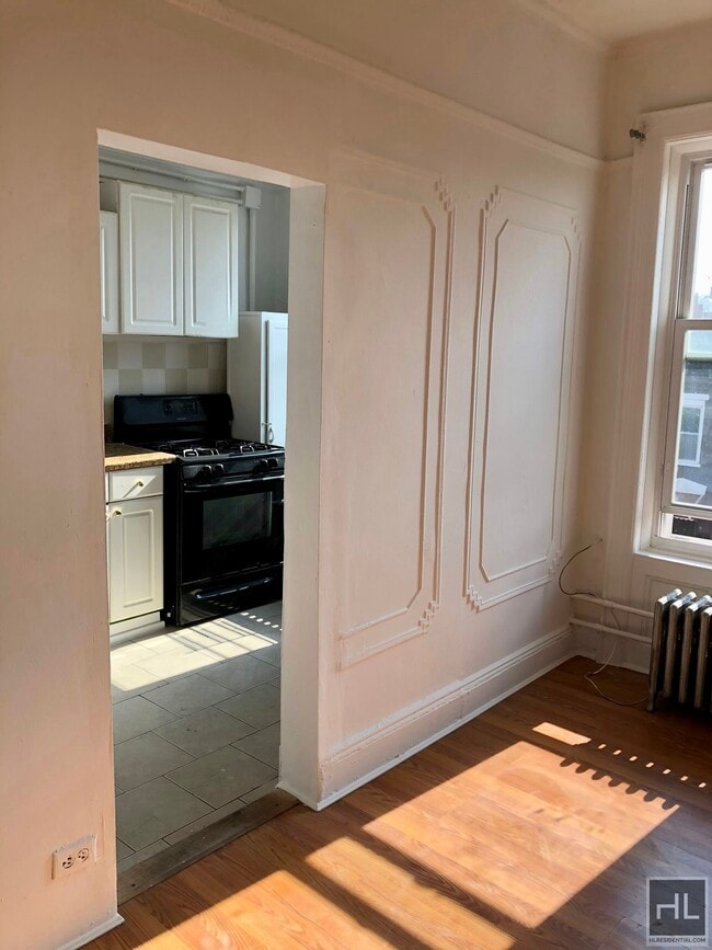 Building Photo - Top Floor Alcove Studio