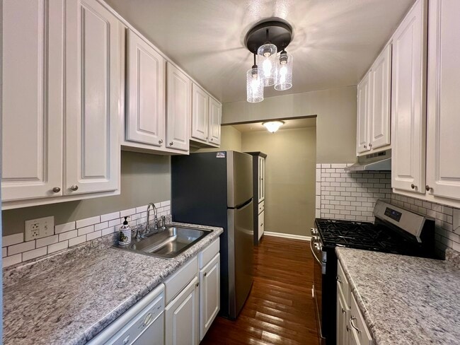Building Photo - 1875 Tall Oaks Dr