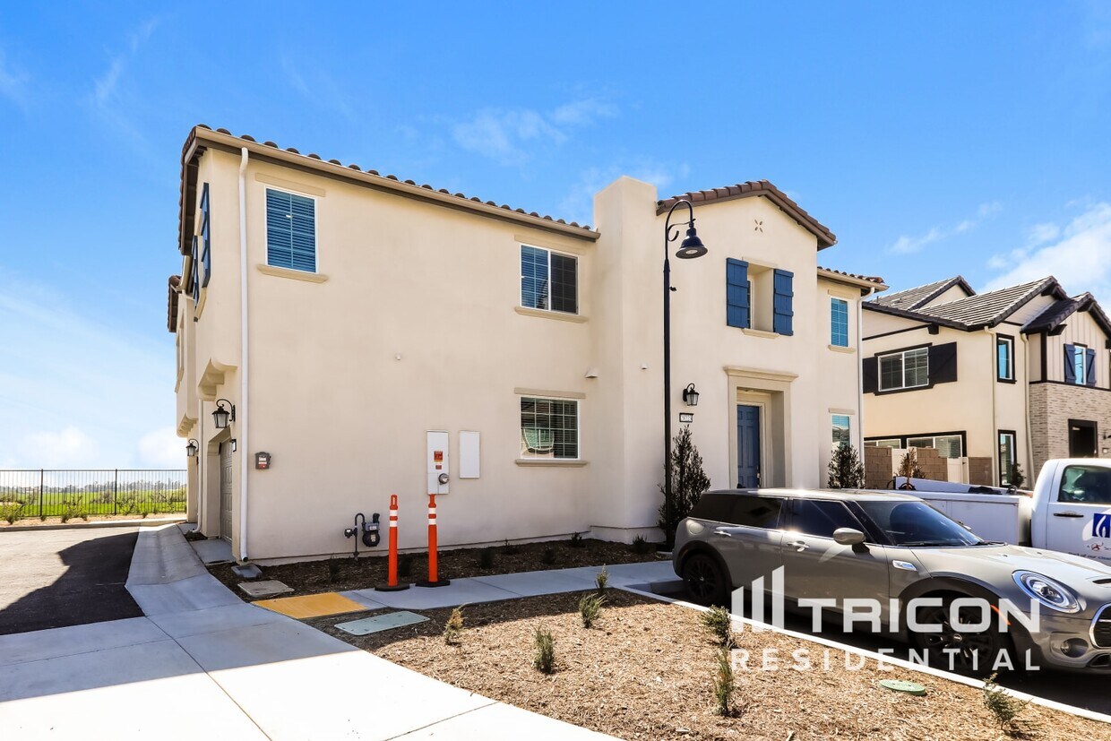 Foto principal - 28223 Luther Dr