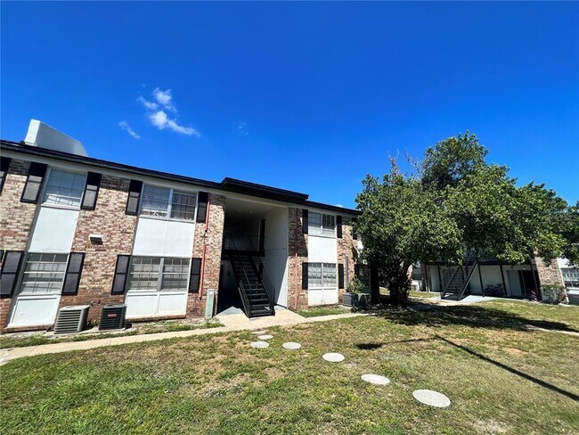 Foto del edificio - 5317 Curry Ford Rd