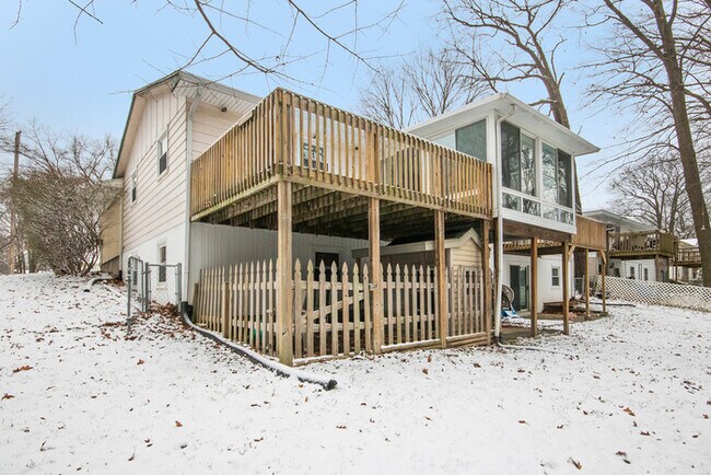 Foto del edificio - 5671 Christie Ave - Gorgeous 4 Bed