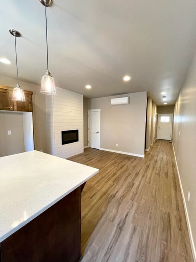 Building Photo - Jennifer Triplex - 61525-JENN-00