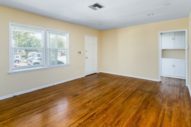 Foto del edificio - Charming 2-Bedroom Northridge Home with Pr...