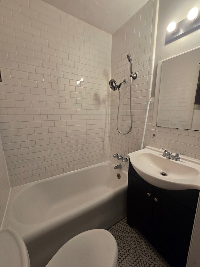 Foto del edificio - Front Duplex on 11th