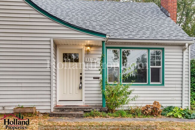 Building Photo - Great Home W/ Large Yard Near Downtown Bea...