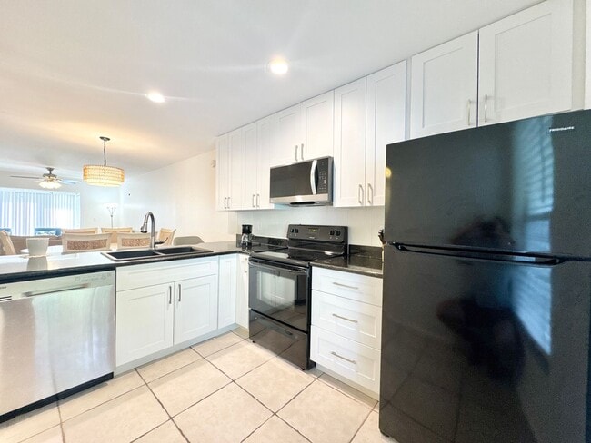 Building Photo - ** KINGS LAKE ** 2 BED / 2 BATH - CONDO - ...