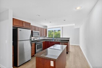 Building Photo - 253 Tenth Ave