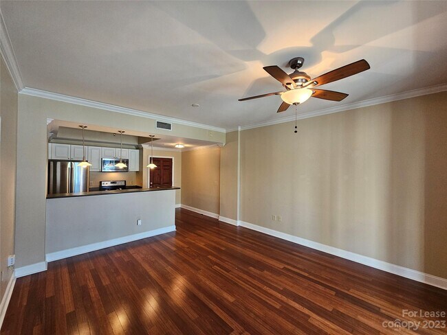 Foto del edificio - 300 W 5th St