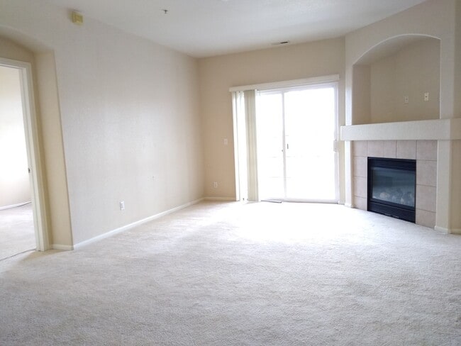 Photo - Super Fly 1 Bedroom with Large Study, 1 1/... Apartment