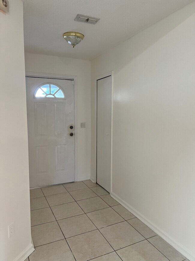 Entrada principal acogedora con un armario lateral, perfecto para guardar abrigos, zapatos y artículos esenciales de uso diario. - 5374 Lacy Jane Way