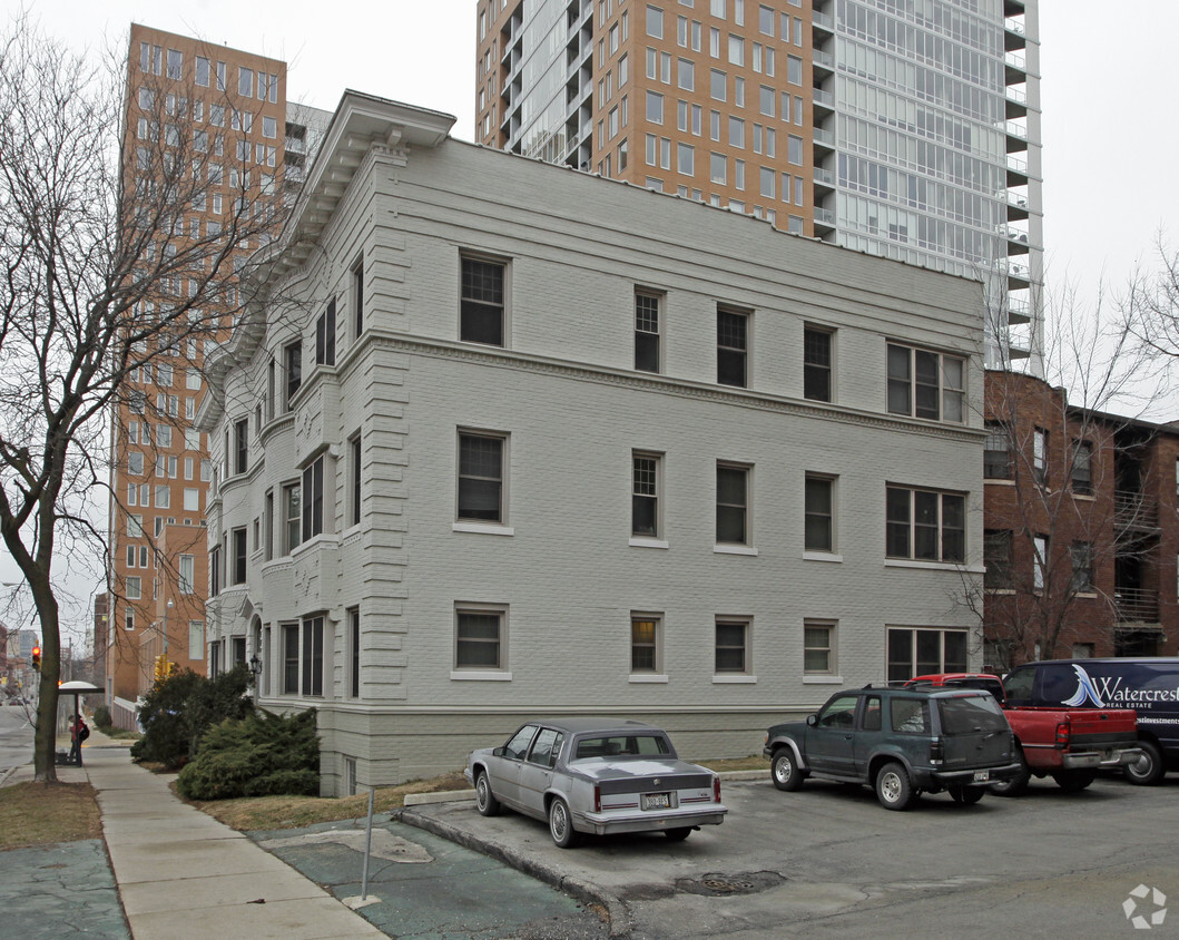 Building Photo - The Lakesider