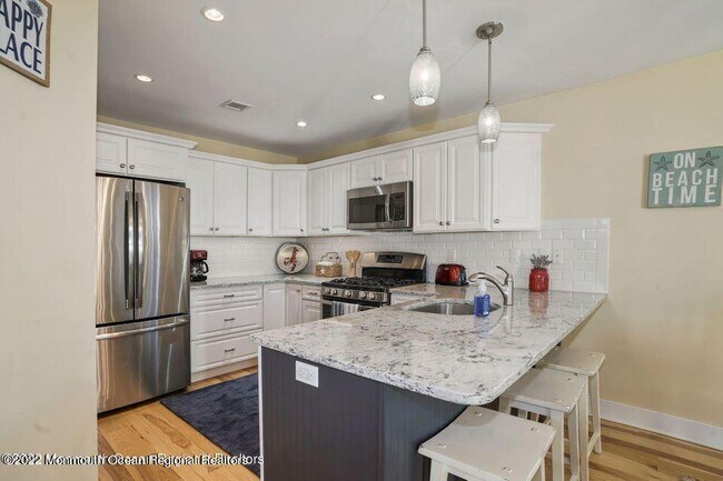 Building Photo - 369 W 8th St