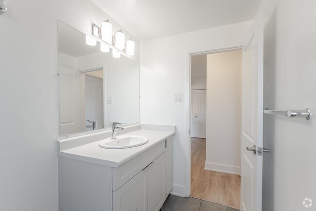 2BR, 1BA - 957SF - Bathroom - 195-207 Fifth Avenue & 196-210 Sixth Avenue