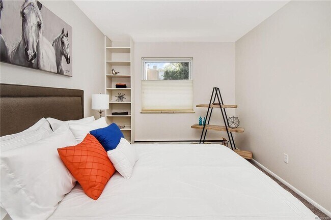 Foto del edificio - HIGHLY DESIRABLE West Pearl 2 Bed 1 Bath Top Floor Condo-Available August 5th!