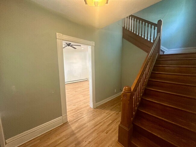 Building Photo - Charming 3 Bedroom Single Family Home Avai...