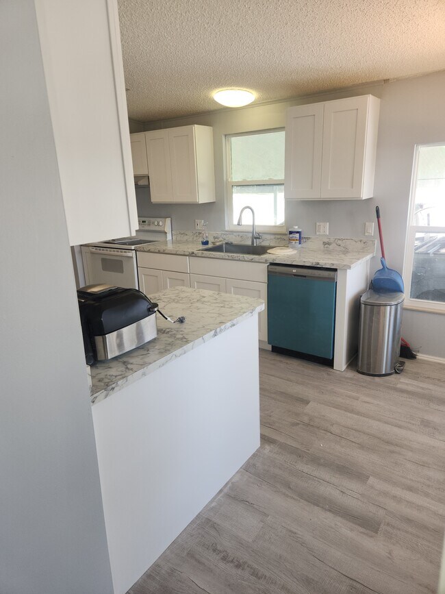 Área de comedor y cocina - 4699 SE Bywood Ter