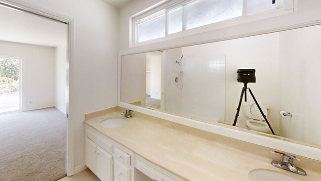 Building Photo - Spacious 4-Bedroom Home in the Heart of Or...