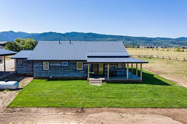 Building Photo - Unique Property close to Victor