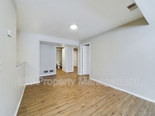 Foto del edificio - 5722 Norton Ave