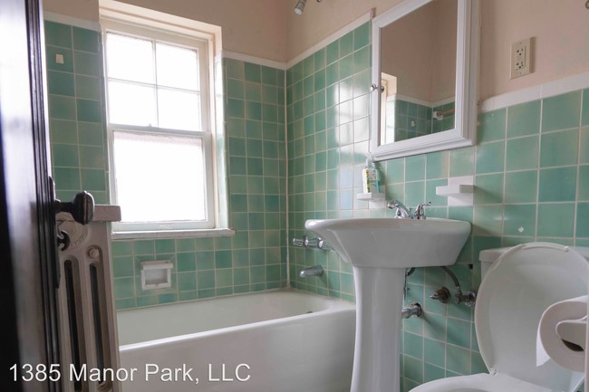 Building Photo - 1385 Manor Park Ave