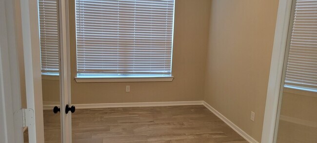 Foto del edificio - 405 Rise Ln