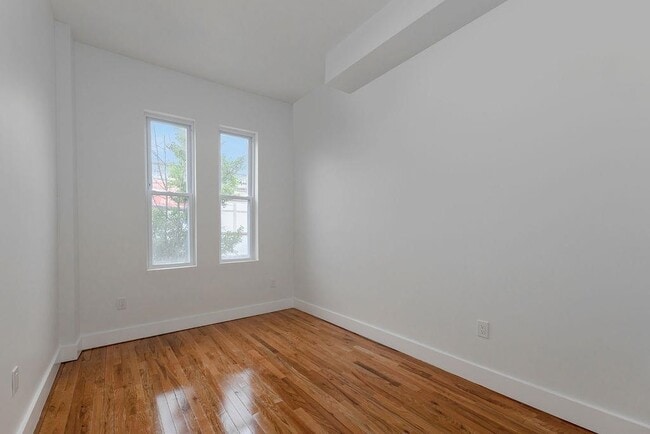 Building Photo - 120 Bowers St