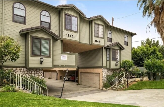 Foto del edificio - 1340 Mayflower Ave