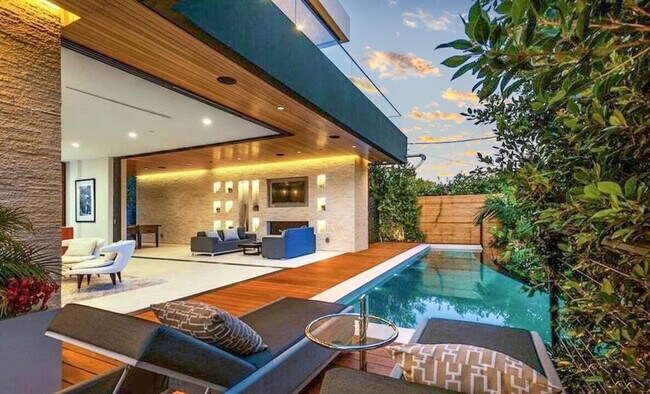 Foto del edificio - 8381 Hollywood Blvd