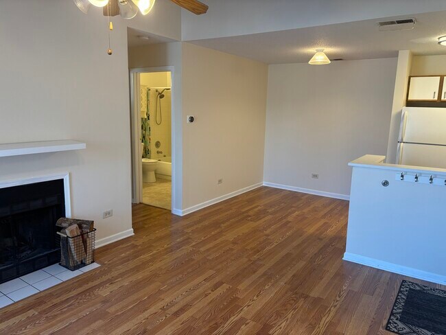 Building Photo - 1905 N Hicks Rd