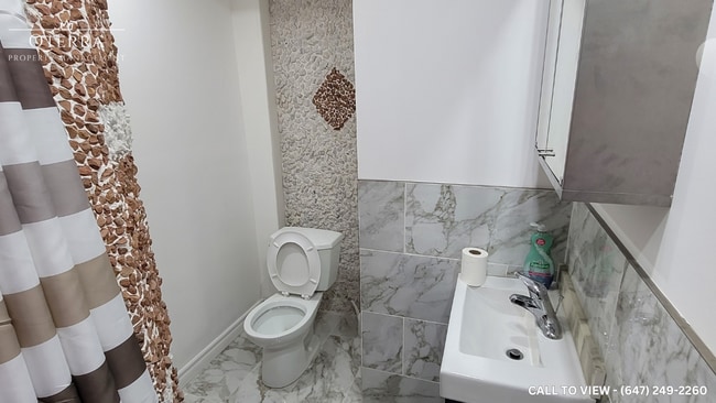 Building Photo - 234 King St W