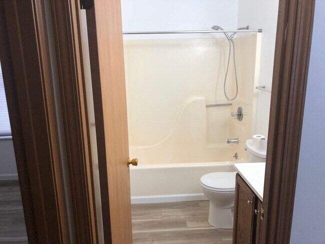 Full bath - 632 S 4th St